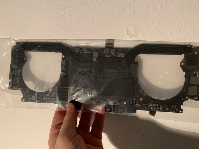 Placa MacBook Pro 16" con su Huella y Tornillos