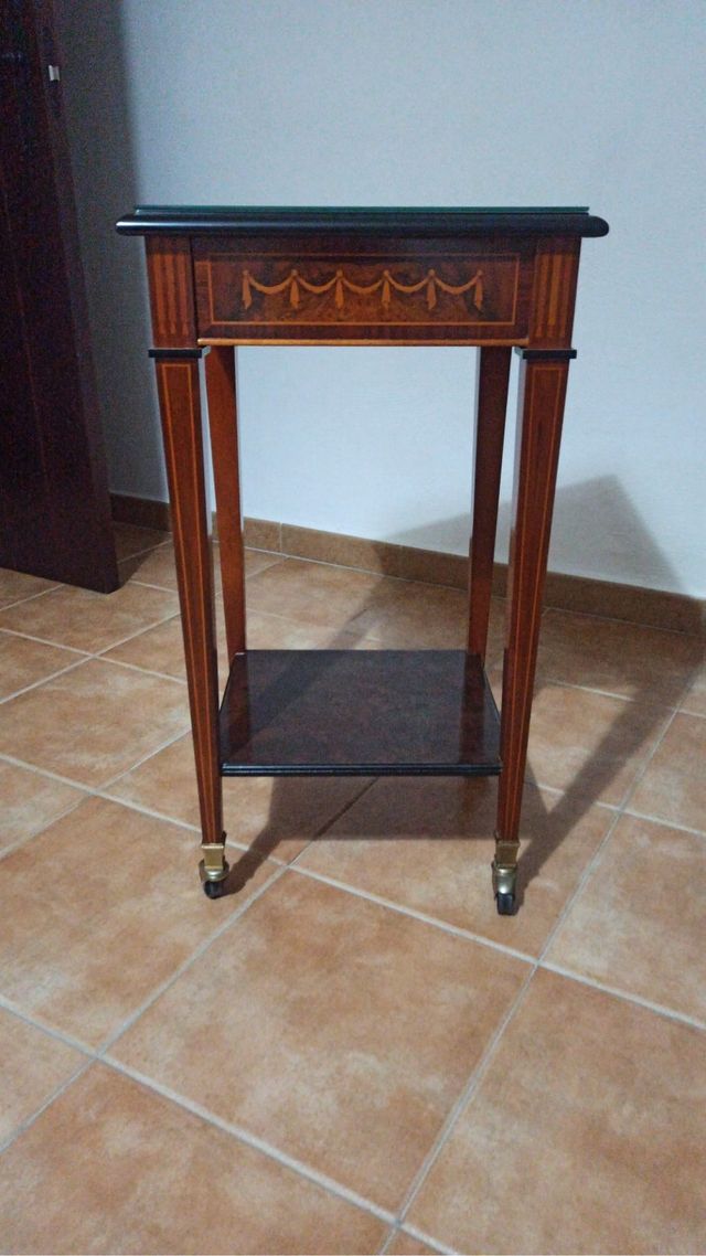 Mesa auxiliar de madera con ruedas