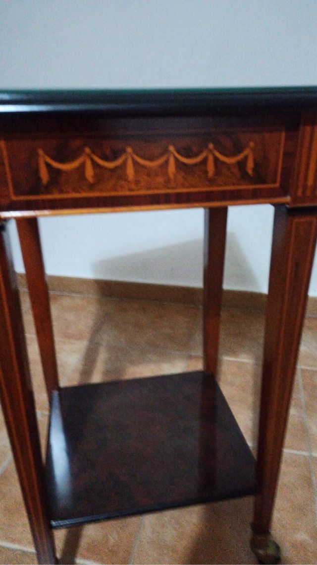Mesa auxiliar de madera con ruedas