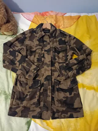 Chaqueta estampado militar Stradivarius mujer