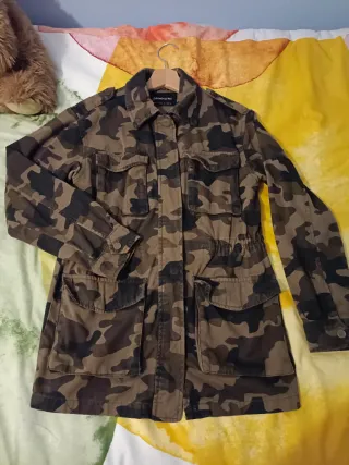 Chaqueta estampado militar Stradivarius mujer