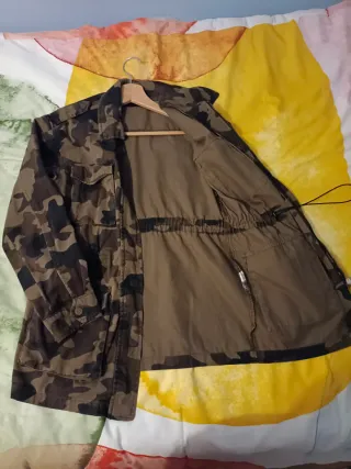 Chaqueta estampado militar Stradivarius mujer