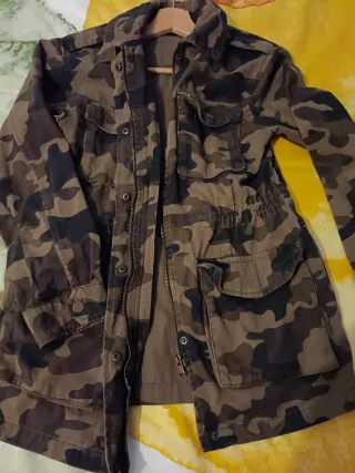 Chaqueta estampado militar Stradivarius mujer