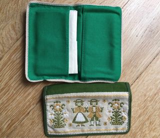 Coppia portafazzoletti ricamati