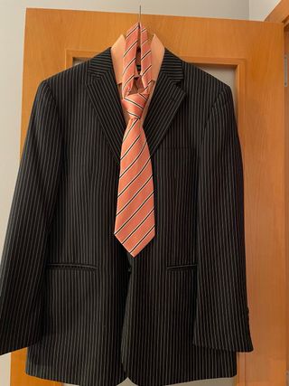 Traje de chaqueta y corbata chico