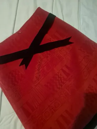 Falda de fiesta roja con adornos