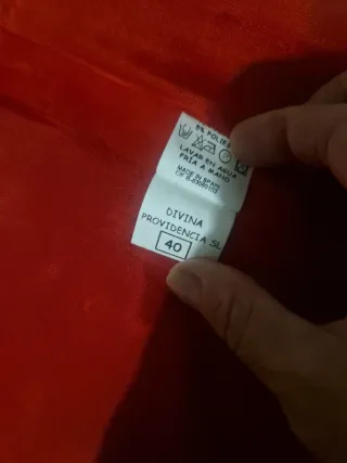 Falda de fiesta roja con adornos