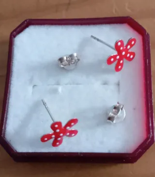 Pendientes infantiles flor roja lunares blancos