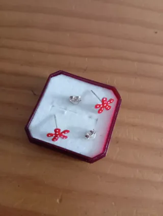 Pendientes infantiles flor roja lunares blancos