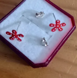 Pendientes infantiles flor roja lunares blancos