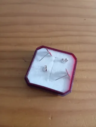 Pendientes infantiles flor roja lunares blancos