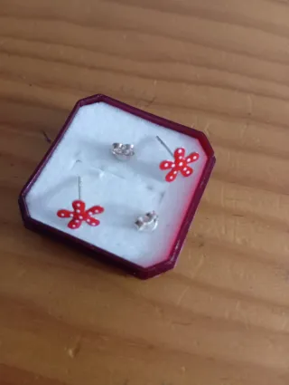 Pendientes infantiles flor roja lunares blancos