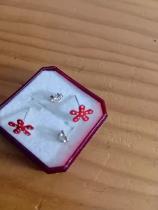 Pendientes infantiles flor roja lunares blancos