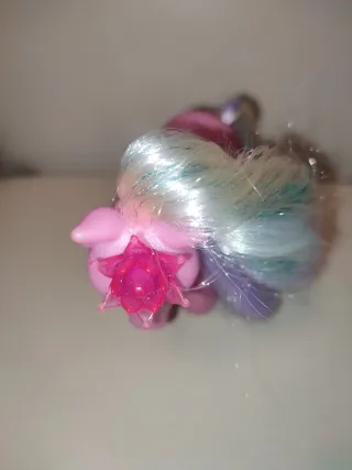 Pony 2003 con patines y corona