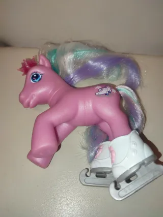 Pony 2003 con patines y corona