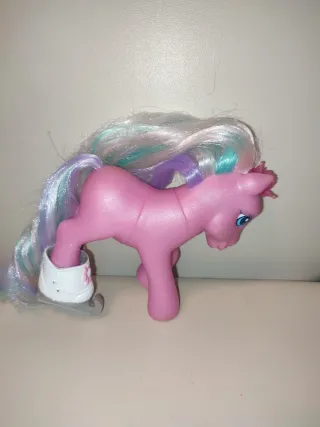 Pony 2003 con patines y corona