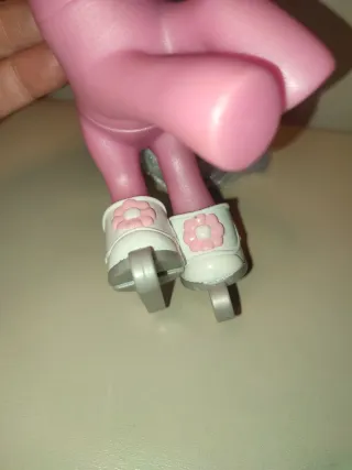 Pony 2003 con patines y corona