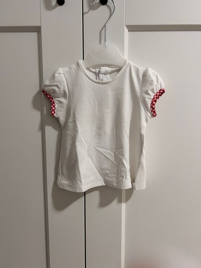 Camiseta blanca con volantes rojos