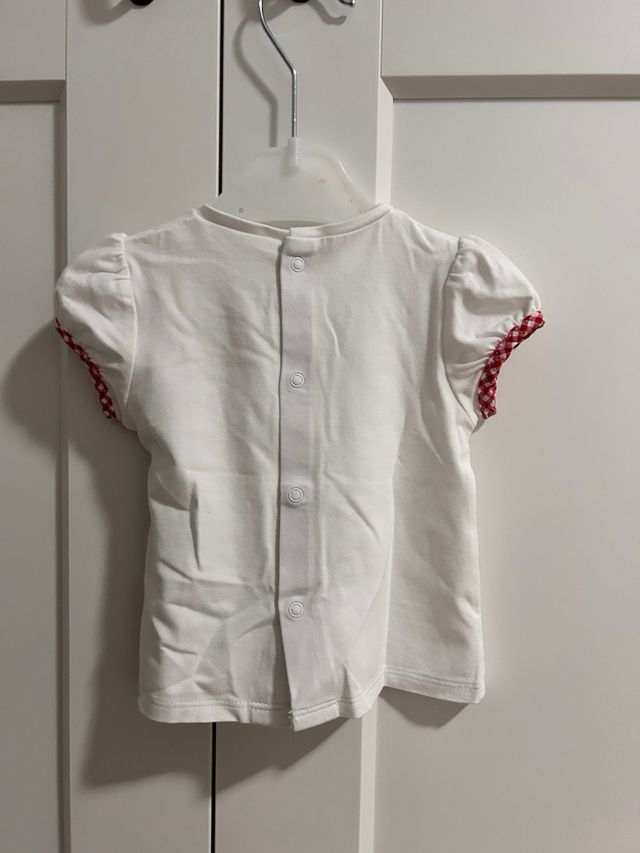 Camiseta blanca con volantes rojos