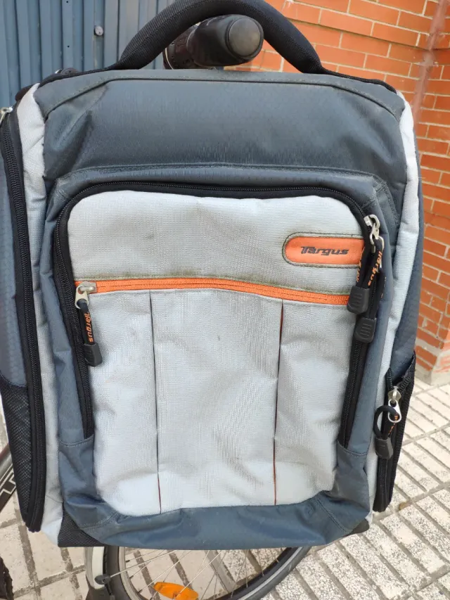 Mochila portátil Targus gris y naranja