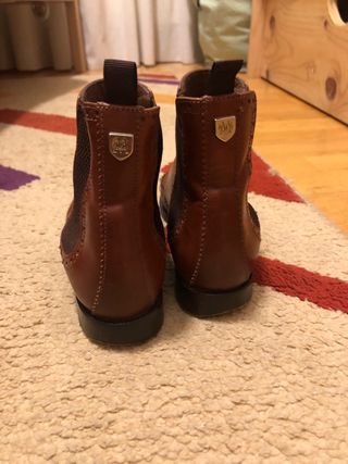 Botines de cuero marrones