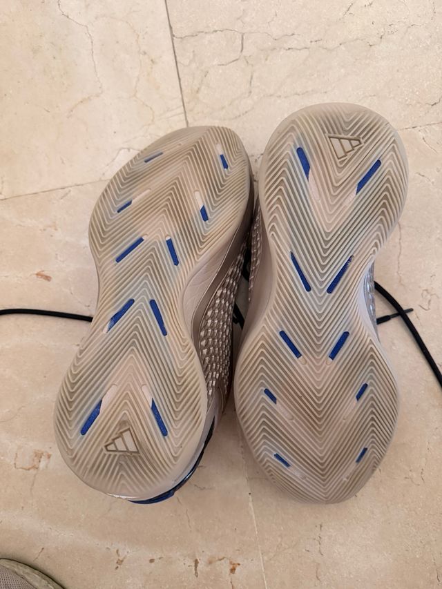 Zapatillas Baloncesto Negras y Grises