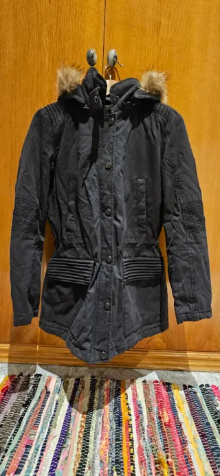 Chaqueta azul oscuro con capucha y pelo