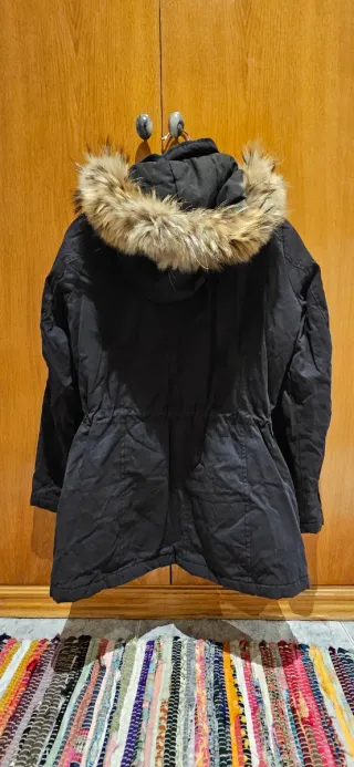 Chaqueta azul oscuro con capucha y pelo