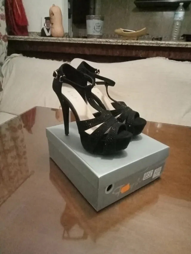 Tacones negros brillantes