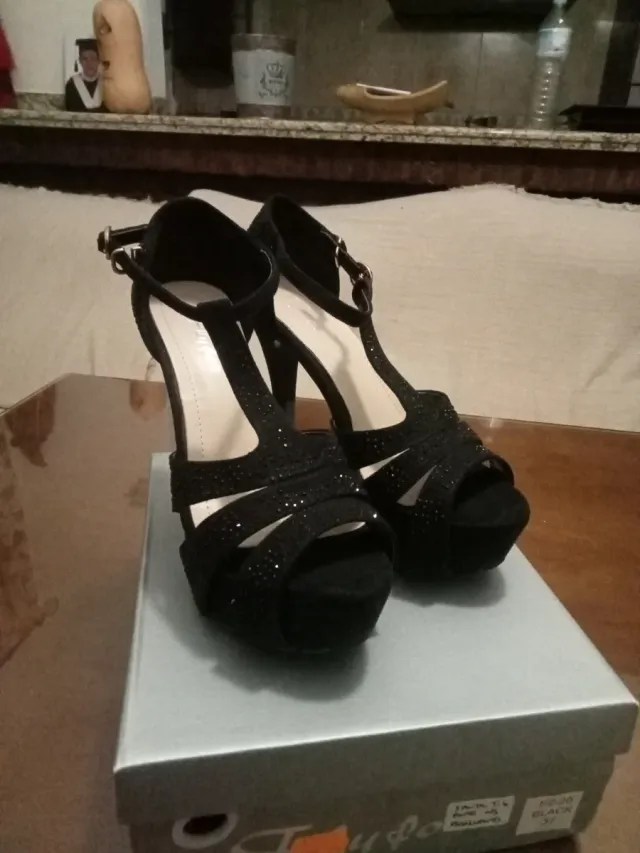 Tacones negros brillantes