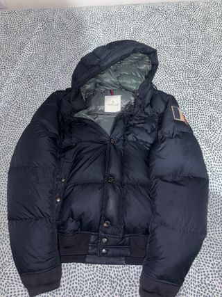 Chaqueta Moncler con capucha azul