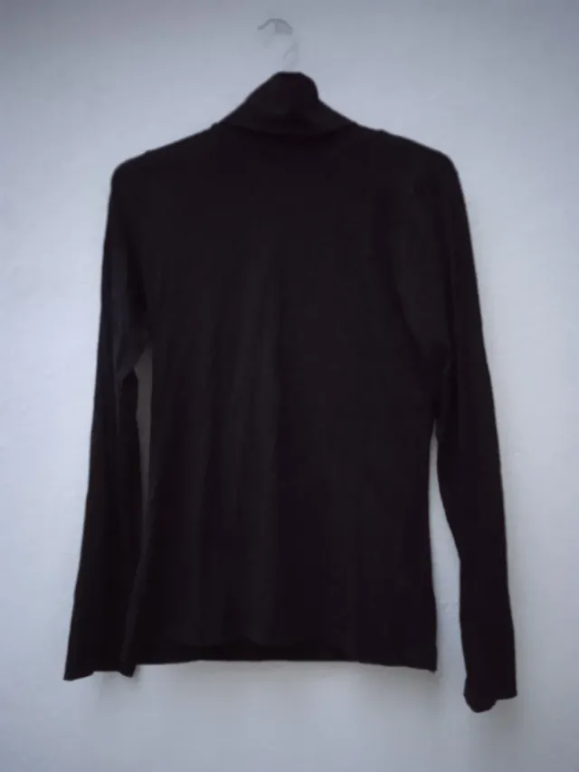 Camiseta negra cuello vuelto manga larga. T: L