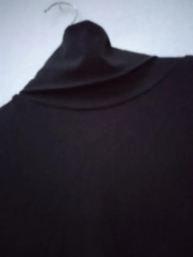 Camiseta negra cuello vuelto manga larga. T: L