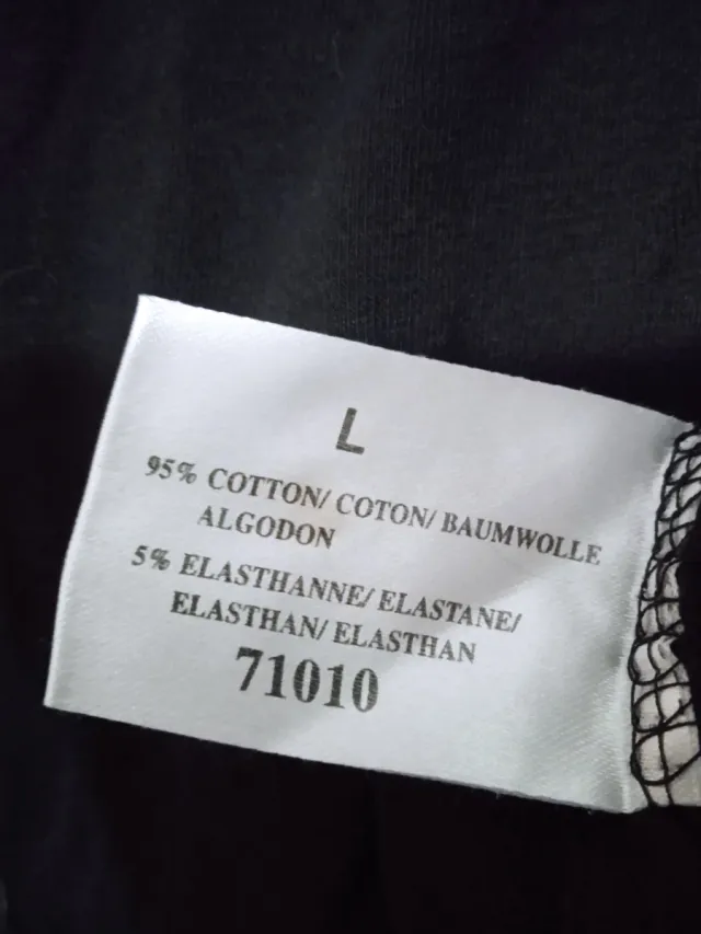 Camiseta negra cuello vuelto manga larga. T: L