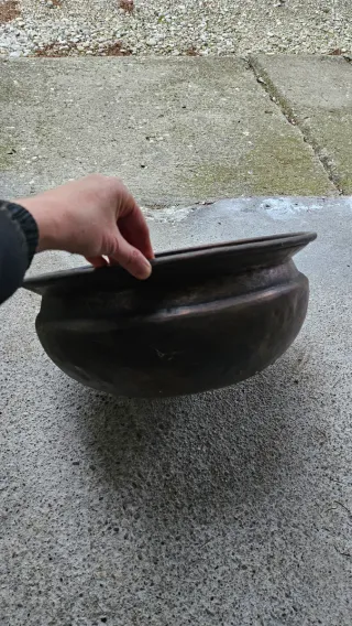 Antico pentolone in rame forato