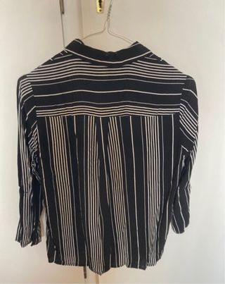 Camisa de rayas blanca y negra