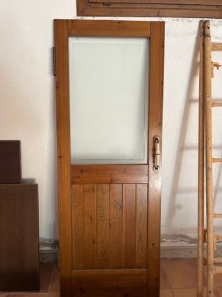 Puerta madera maciza con cristal