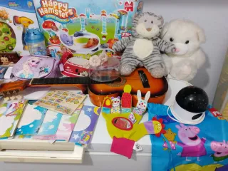 2 lotes de juguetes varios.