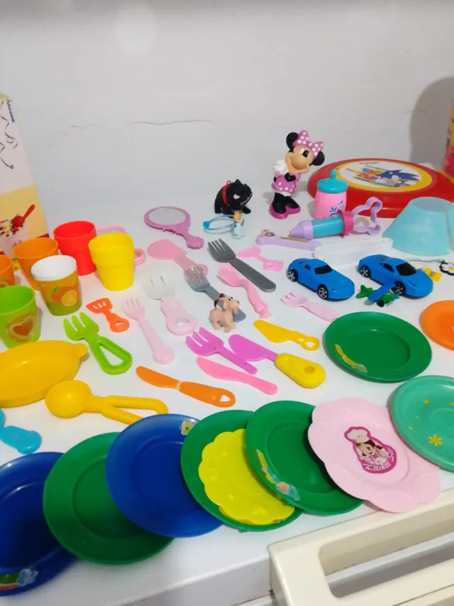 2 lotes de juguetes varios.