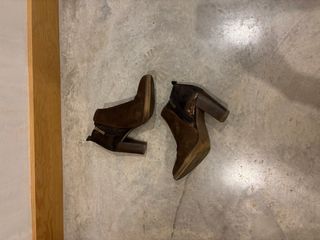 Botines de piel marrones y dorados