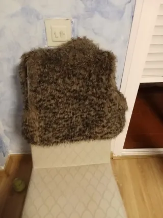 Chaleco de pelo marrón y multicolor