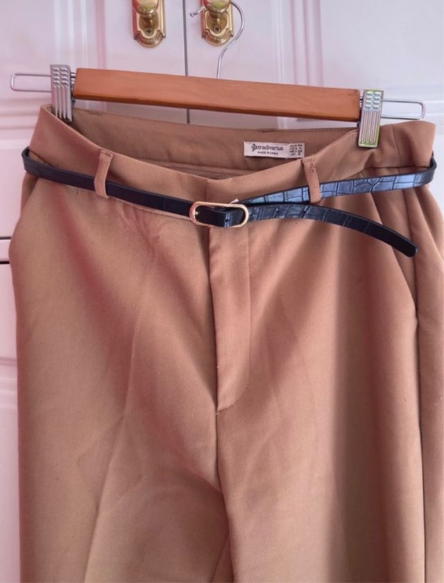 Pantalones Stradivarius marrones con cinturón