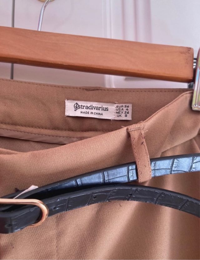 Pantalones Stradivarius marrones con cinturón