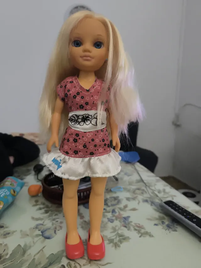 Nancy con vestido rosa y blanco