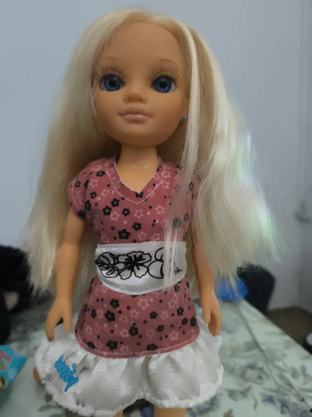 Nancy con vestido rosa y blanco