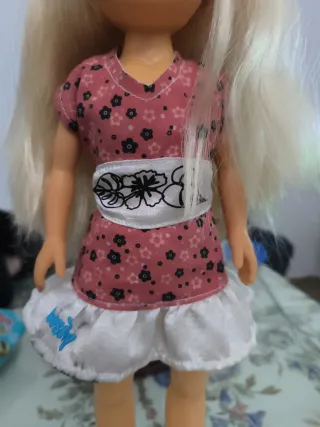 Nancy con vestido rosa y blanco