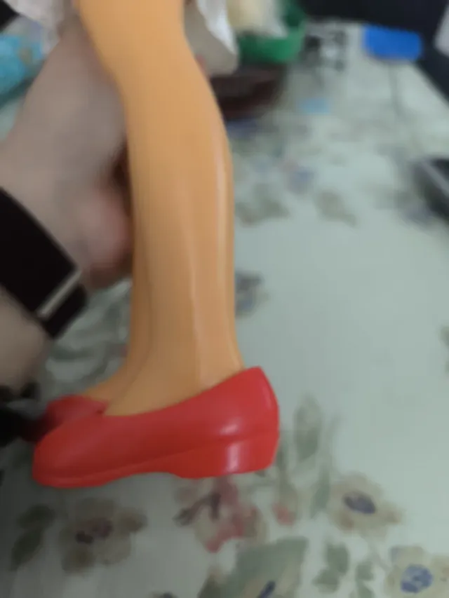 Nancy con vestido rosa y blanco