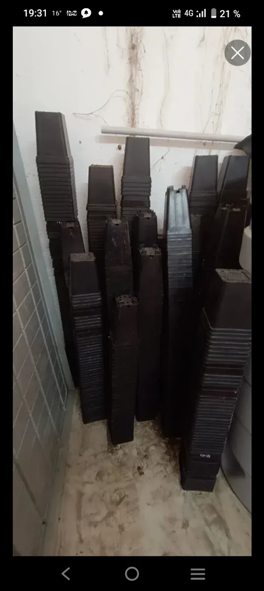 Macetas de plástico negras apilables