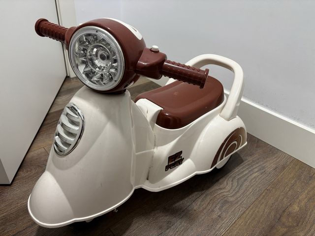Moto infantil con luz y música
