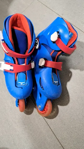 Patines en línea azules para niños